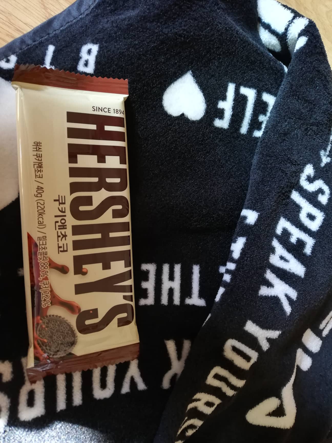 A csokoládé a BTSxFila takarón, amit ingyen osztogattak a bejáratnál, hogy a rajongók ne fázzanak az előadás alatt, mert hideg volt.